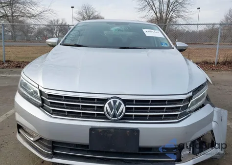 2017 Volkswagen Passat 1.8T Se z USA, uszkodzony, nr VIN 1VWGT7A36HC004424